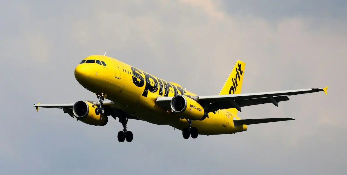 spirit airlines plane flying