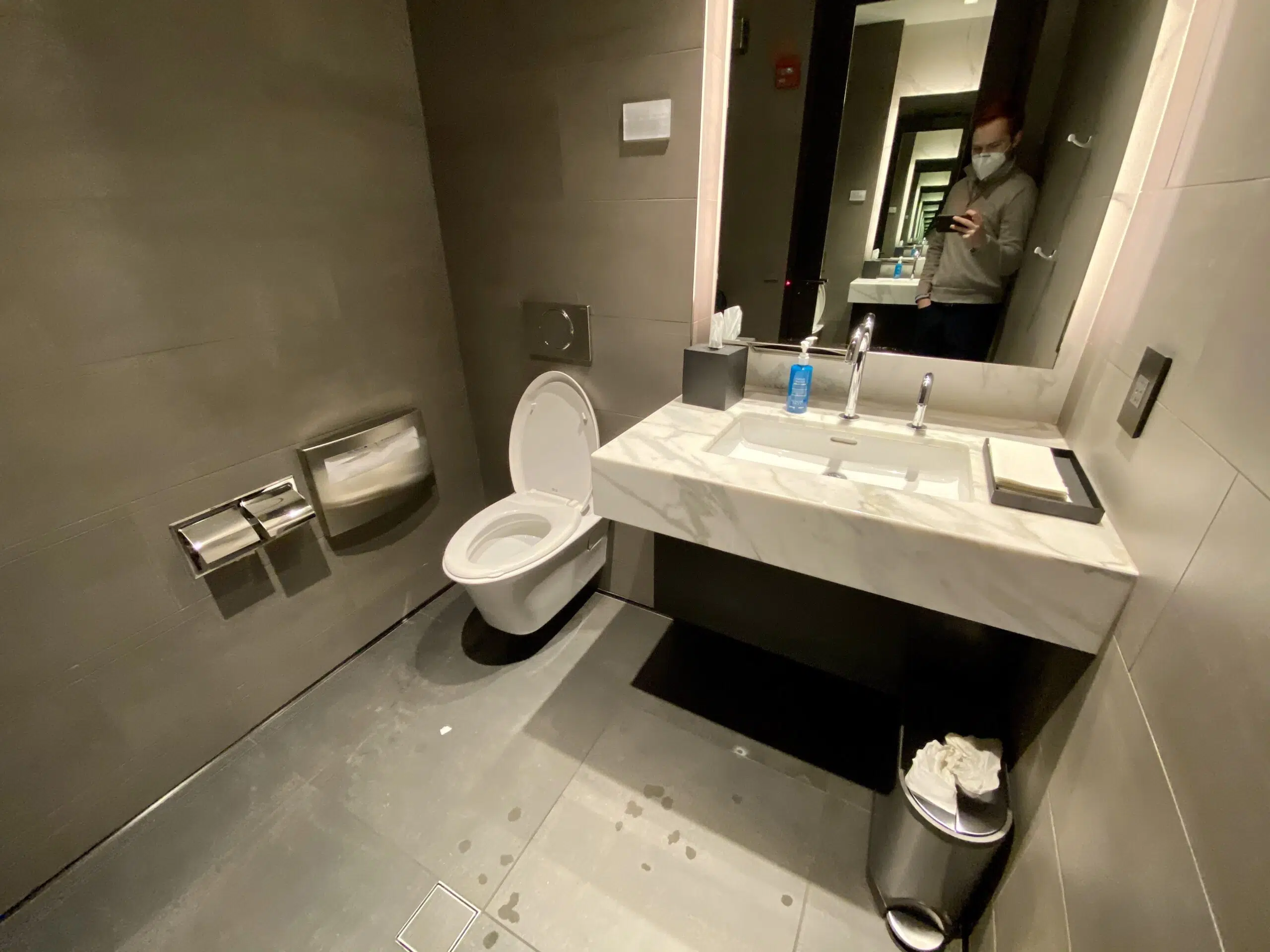 restroom inside the united polaris lounge newark