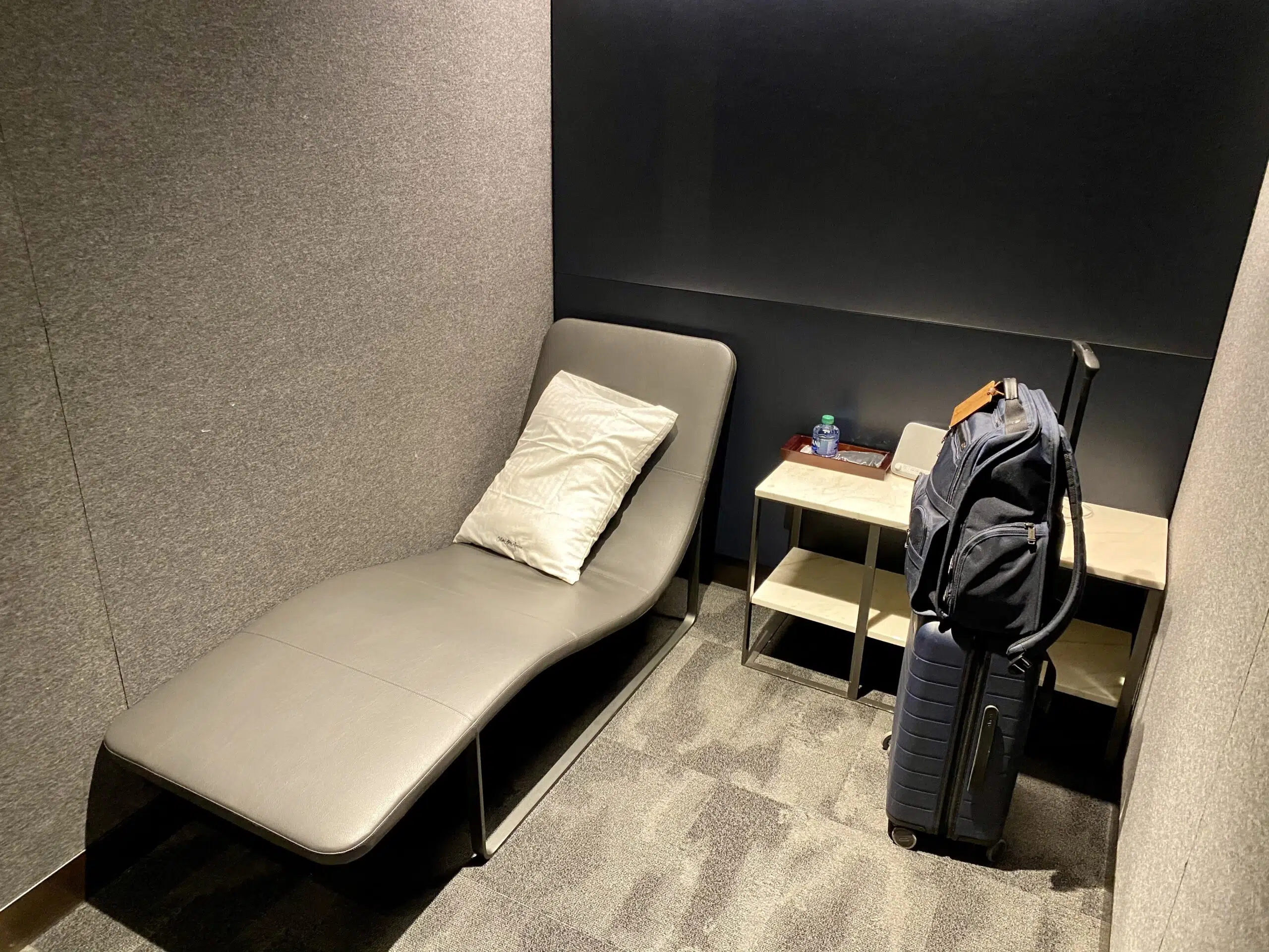 quiet room at united polaris lounge newark